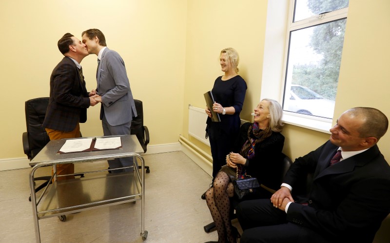 © Reuters. Richard Dowlin (L), 35, and Cormac Gollogly, 35, are married by registrar Mary Claire Heffernan in the South Clonmel Community Care Centre in County Tipperary