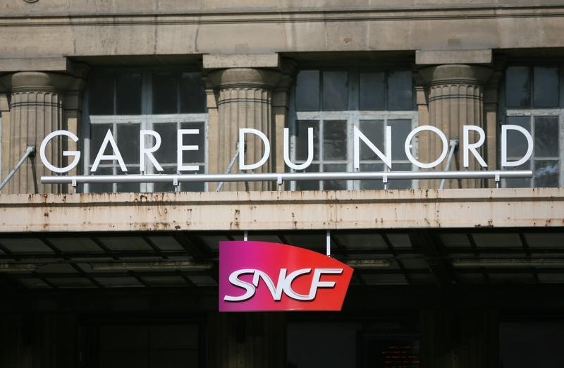 © Reuters. LA SNCF VA TESTER DES PORTIQUES DE SÉCURITÉ À PARIS