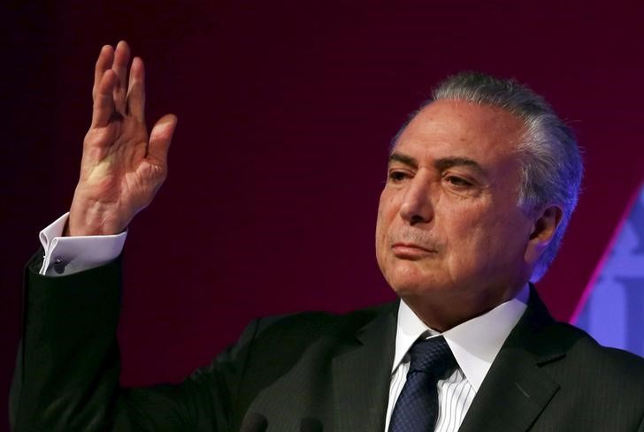 © Reuters. Brazil's Vice President Temer gestures as he attends an Economic Forum in Sao Paulo