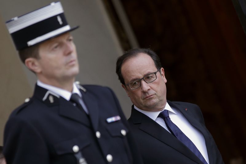 © Reuters. HOLLANDE APPARAÎT RENFORCÉ PAR LE VIRAGE SÉCURITAIRE 