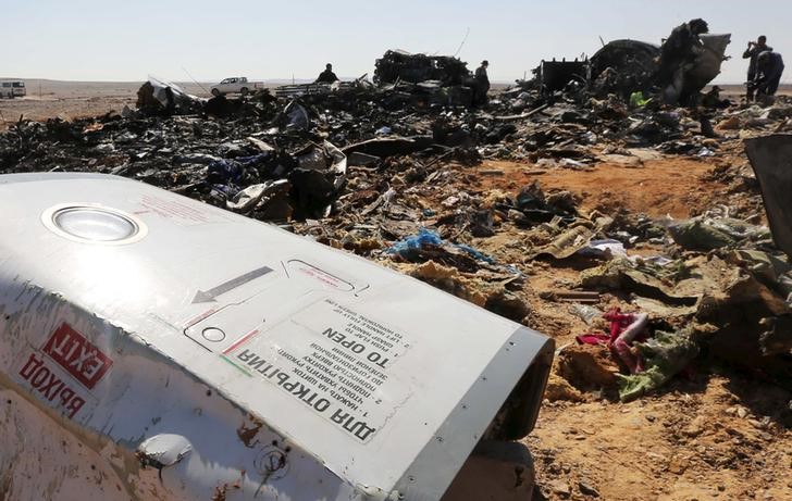 © Reuters. The remains of a Russian airliner are inspected by military investigators at the crashÂ site at the al-Hasanah area in El Arish city, north Egypt