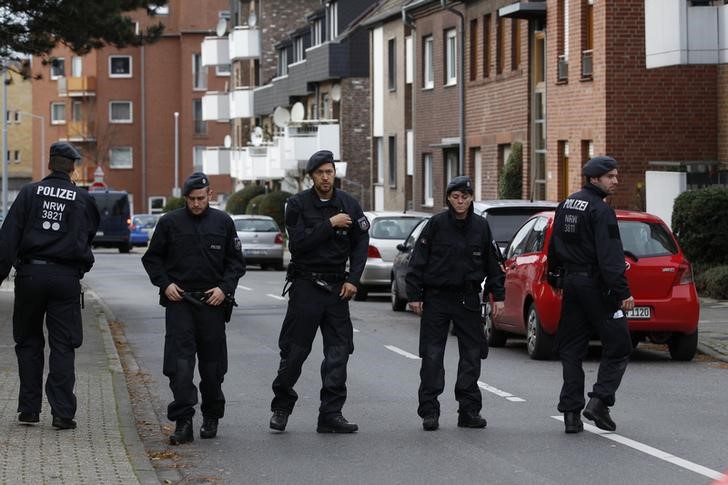 © Reuters. الشرطة الألمانية تعتقل شخصين آخرين فيما يتصل بهجمات باريس 
