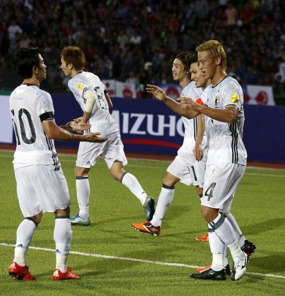 © Reuters. اليابان تتصدر مجموعتها في تصفيات كأس العالم بعد فوز باهت على كمبوديا