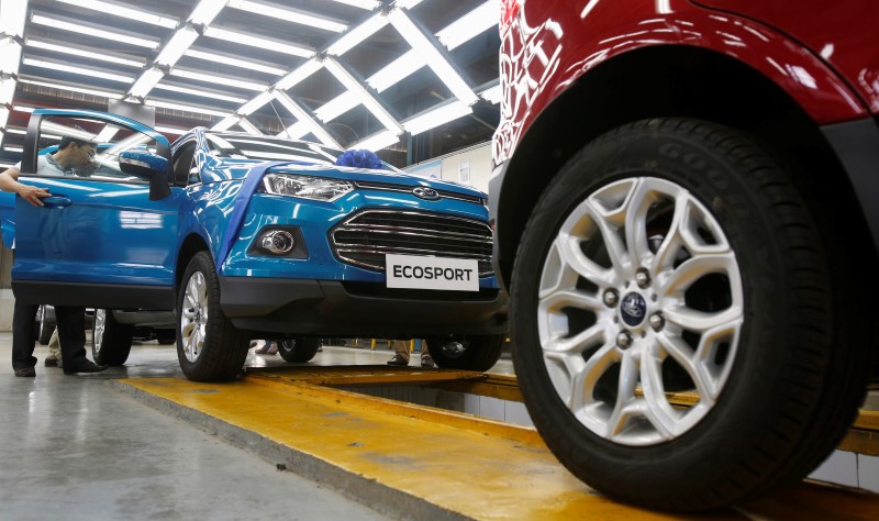 © Reuters. A man checks a new model Ford EcoSport SUV during its launch ceremony at automaker Ford Vietnam's factory in Vietnam's northern Hai Duong province, outside Hanoi