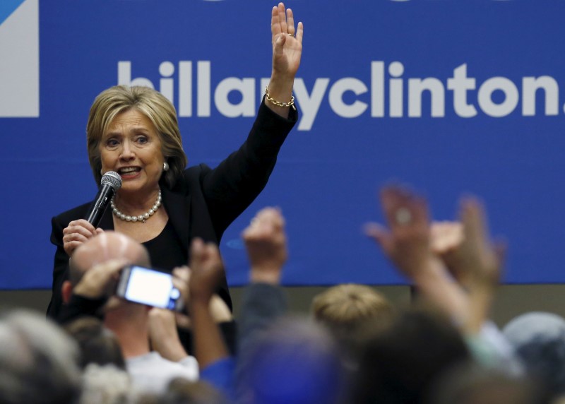 © Reuters. U.S. Democratic presidential candidate Hillary Clinton speaks to supporters after the 2016 U.S. Democratic presidential candidates debate at Drake University in Des Moines