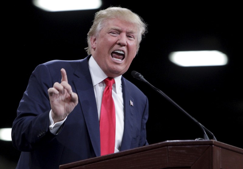 © Reuters. U.S. Republican presidential candidate Donald Trump speaks during a campaign rally in Knoxville, Tennessee