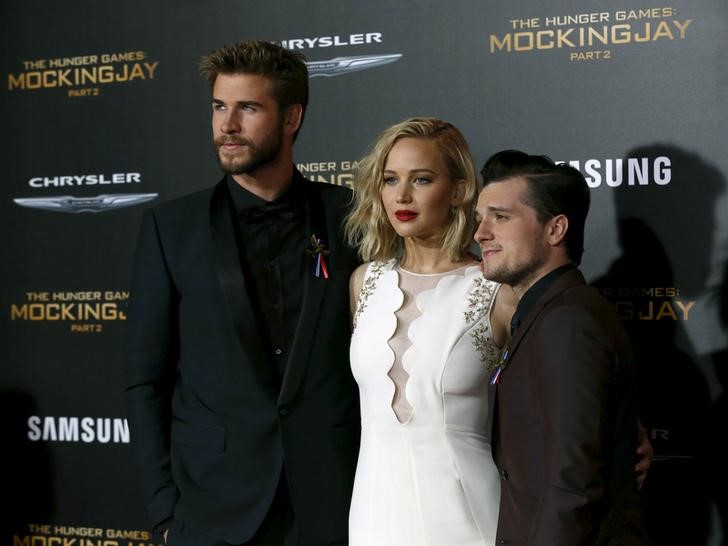 © Reuters. Atores (e/d) Liam Hemsworth, Jennifer Lawrence e Josh Hutcherson