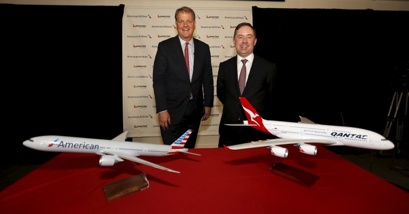 © Reuters. Parker, Chairman and CEO of American Airlines, stands with Qantas Managing Director and Group CEO Joyce after announcing a partnership following the IATA AGM in Miami Beach