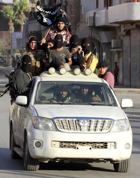 © Reuters. فرنسا تدك معقل الدولة الإسلامية بالرقة في ليلة ثالثة من الغارات الجوية