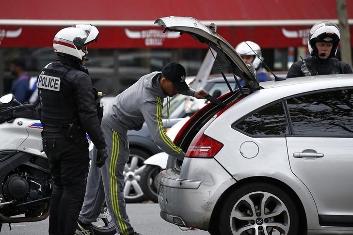 © Reuters. الشرطة الفرنسية تنشر صورة للتحقق من هوية أحد مهاجمي استاد فرنسا