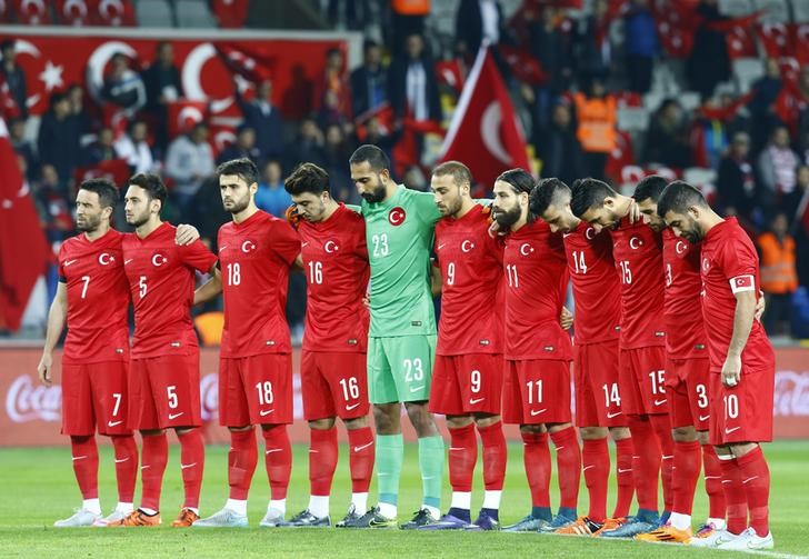 © Reuters. Jogadores turcos observam um minuto de silêncio contra a Grécia em Istambul