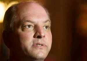 © Reuters. Louisiana Gubernatorial candidate John Bel Edwards speaks to reporters during a Veterans Day event in Baton Rouge, Louisiana.