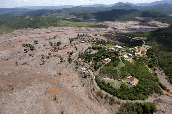 © Reuters. Vista geral do distrito de Bento Rodrigues, coberto pela lama depois que uma barragem da mineradora Samarco