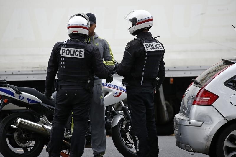 © Reuters. العثور على رسالة نصية تقول "هيا بنا" على هاتف محمول لأحد مهاجمي باريس