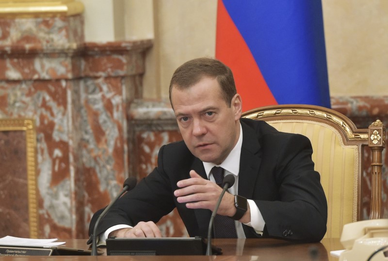 © Reuters. Russian Prime Minister Medvedev chairs a cabinet meeting in Moscow