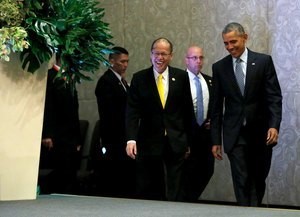 © Reuters. Aquino and Obama arrive for a news conference after their meeting alongside the APEC summit in Manila