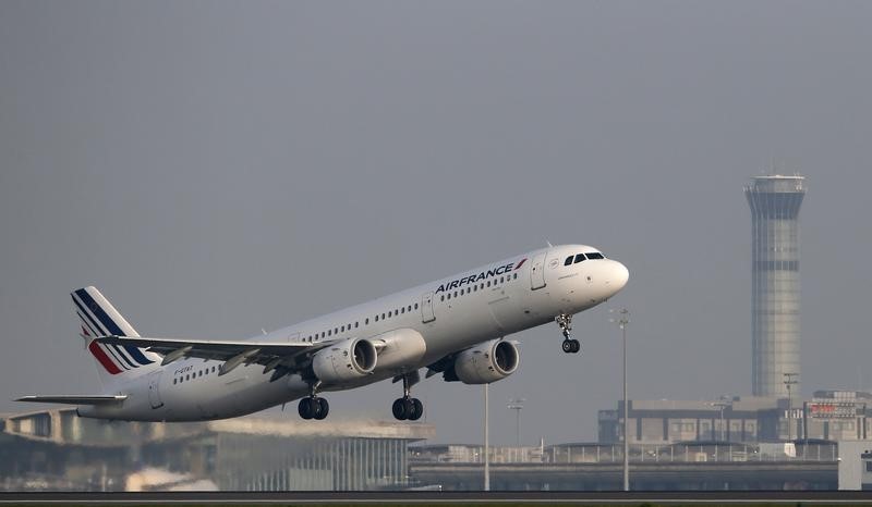 © Reuters. وسائل إعلام: تحويل مسار طائرتين لأير فرانس بعد تهديدات بوجود قنابل