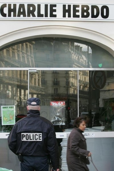 © Reuters. شارلي إبدو تنشر رسما جديدا ردا على هجمات باريس