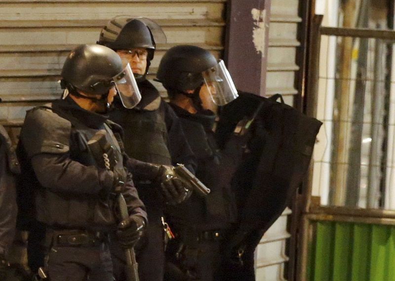 © Reuters. Disparos en el norte de París, donde la policía busca sospechosos 