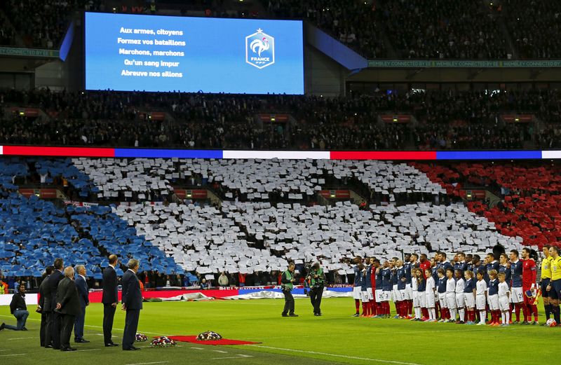 © Reuters. Los hinchas ingleses cantan La Marsellesa antes del triunfo sobre Francia