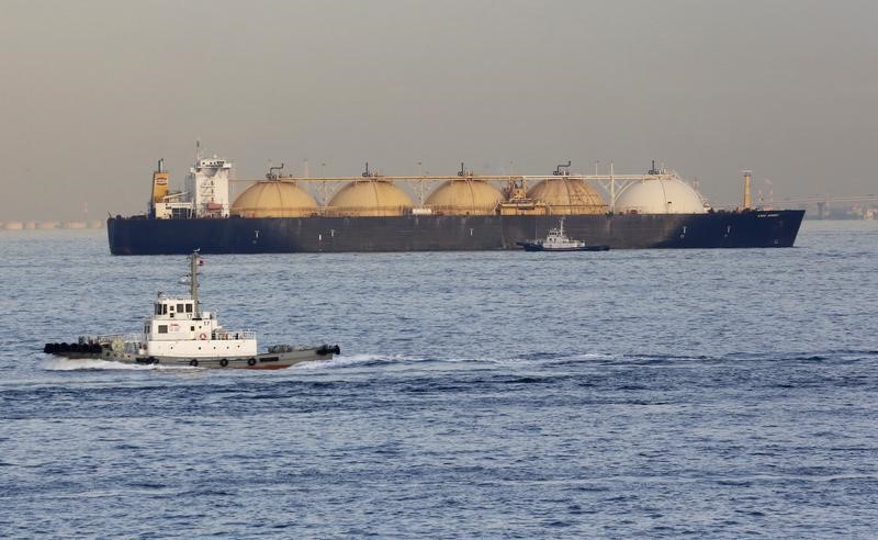 © Reuters. СПГ-танкер у японского порта Йокогама 
