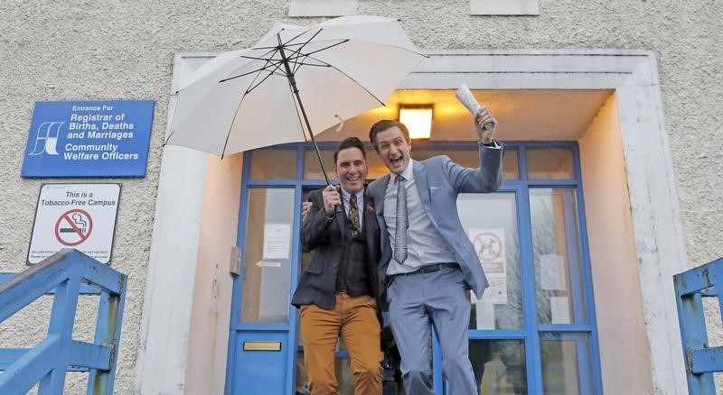 © Reuters. عقد أول زواج للمثليين جنسيا في ايرلندا بعد تصويت تاريخي