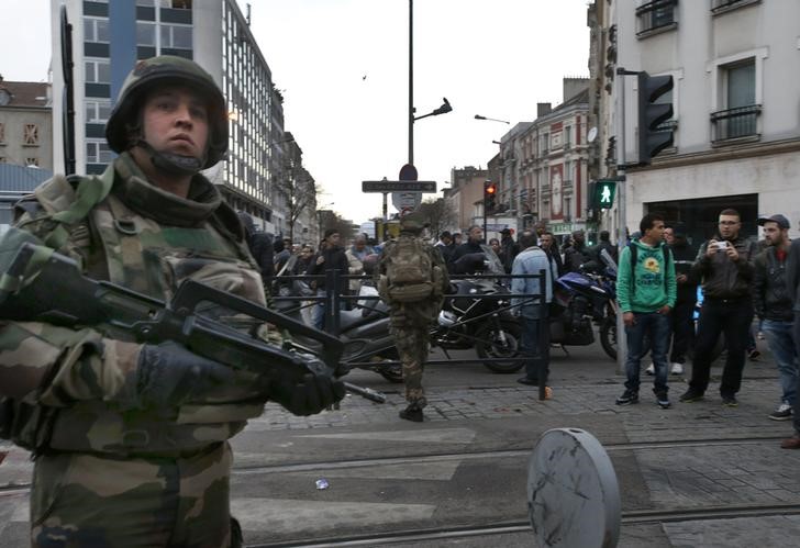 © Reuters. La zona del raid delle forze dell'ordine francesi  a Saint-Denis, periferia nord di Parigi