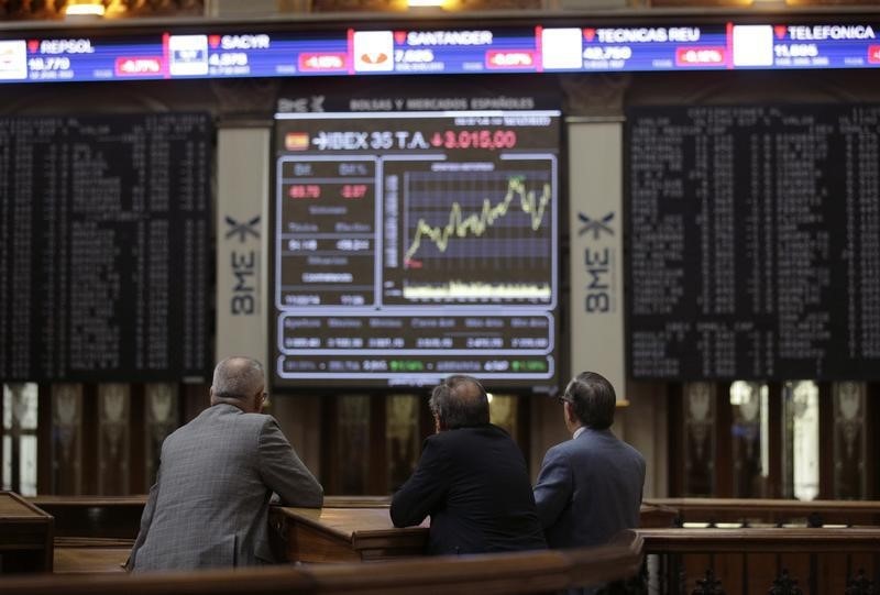 © Reuters. La bolsa española echa el freno tras la euforia de la víspera  