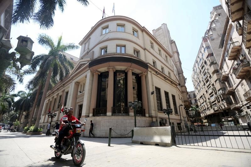 © Reuters. تعيين جمال نجم ولبنى هلال نائبين لمحافظ البنك المركزي المصري