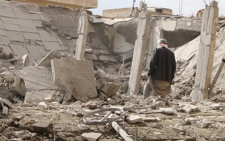 © Reuters. Homem em meio a destroços na cidade de Raqqa, Síria