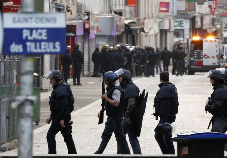 © Reuters. معركة في باريس خلال ملاحقة المشتبه به الرئيسي في هجمات الجمعة ومقتل اثنين