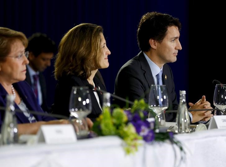 © Reuters. Trudeau takes part in a meeting with Trans-Pacific Partnership leaders, alongside the APEC Summit in Manila