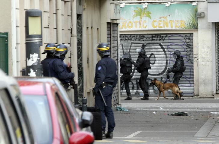 © Reuters. Membros das forças especiais da França durante operação em Saint Denis