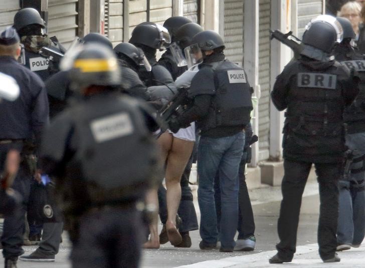 © Reuters. Finaliza la operación en París con dos muertos y siete detenidos
