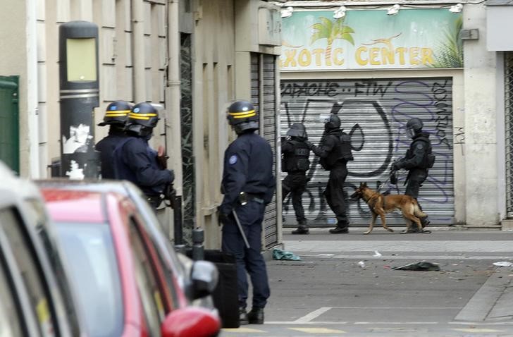 © Reuters. Autores muertos y sospechosos en búsqueda tras ataques de París