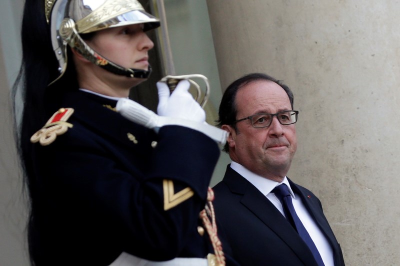 © Reuters. POUR HOLLANDE, SAINT-DENIS CONFIRME QUE NOUS SOMMES EN GUERRE