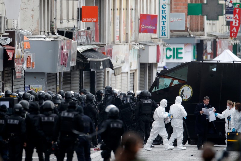 © Reuters.  Members of French special police forces of the Research and Intervention Brigade (BRI) gather at the scene in Saint-Denis
