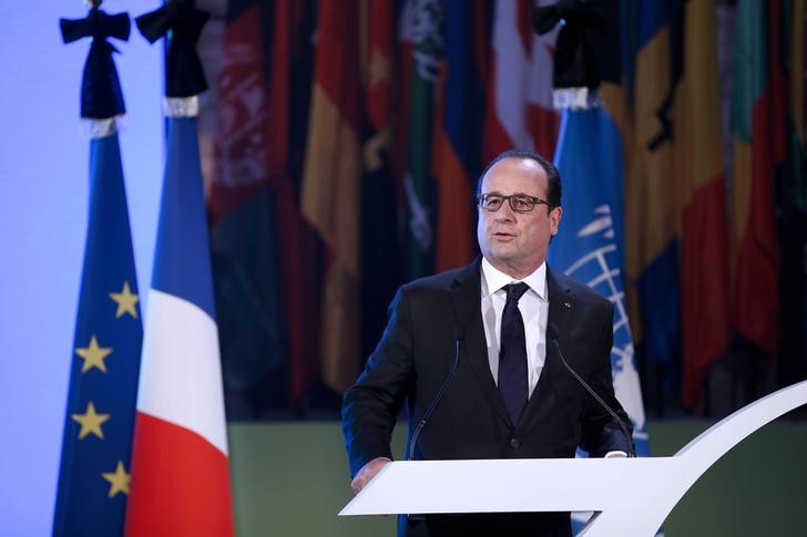 © Reuters. Hollande pide al mundo dejar a un lado intereses nacionales y combatir al EI  