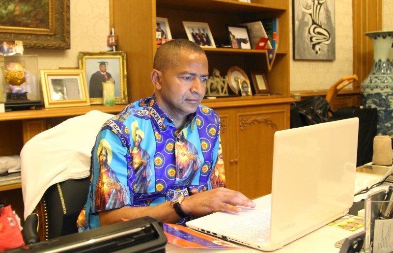 © Reuters. Congolese politician and businessman Katumbi, works inside his office in Lubumbashi, the capital of Katanga Province