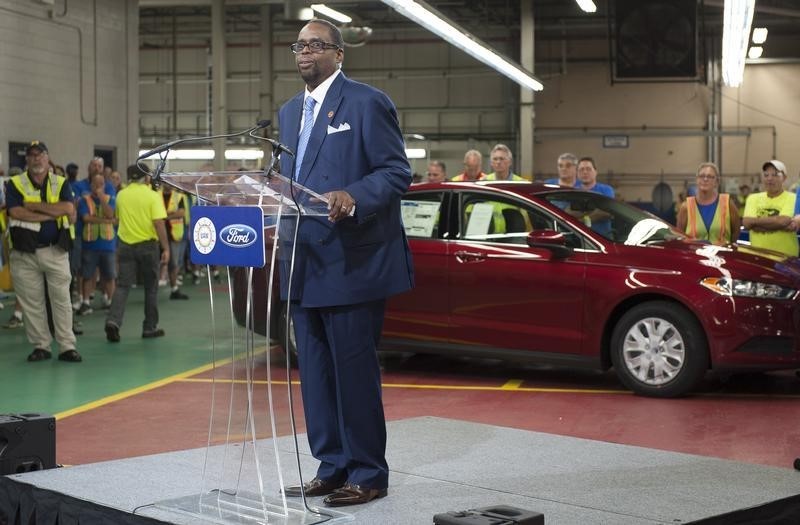© Reuters. Jimmy Settles, UAW vice president of the National Ford Department, speaks at a news conference to announce the beginning of Ford Fusion production in the United States, at the assembly plant in Flat Rock