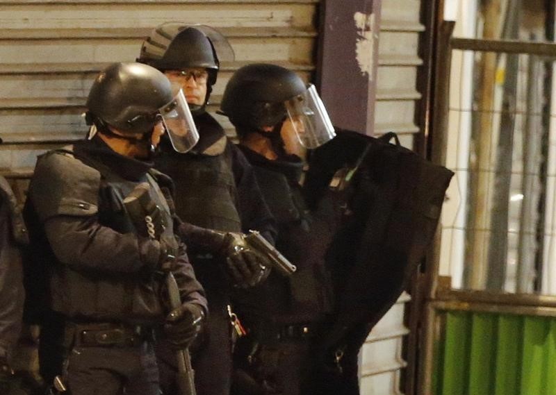 © Reuters. الشرطة الفرنسية تعتقل 29 شخصا في أحدث مداهمات عقب هجمات باريس