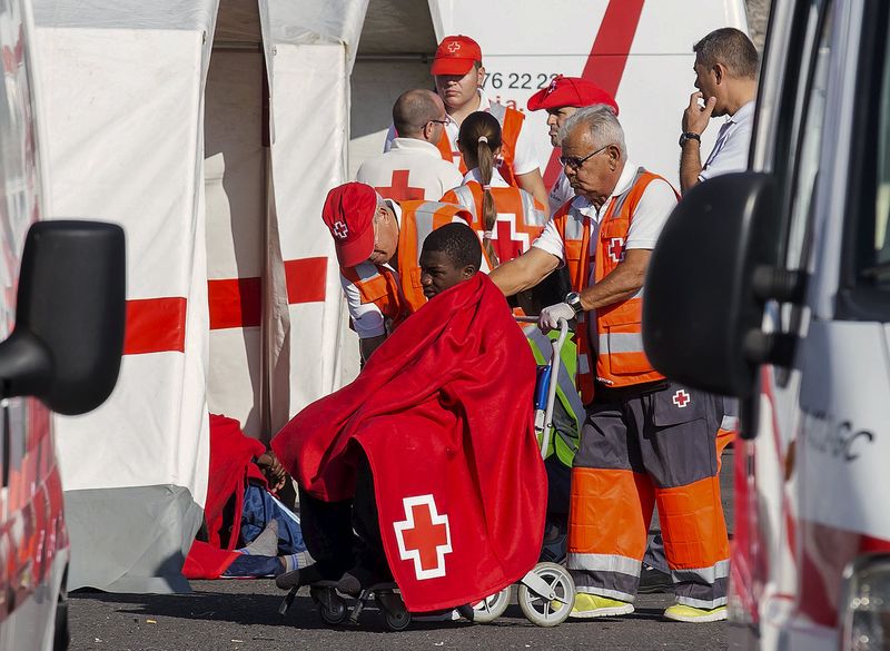 © Reuters. Salvamento busca a 20 desaparecidos tras naufragar una patera en aguas canarias