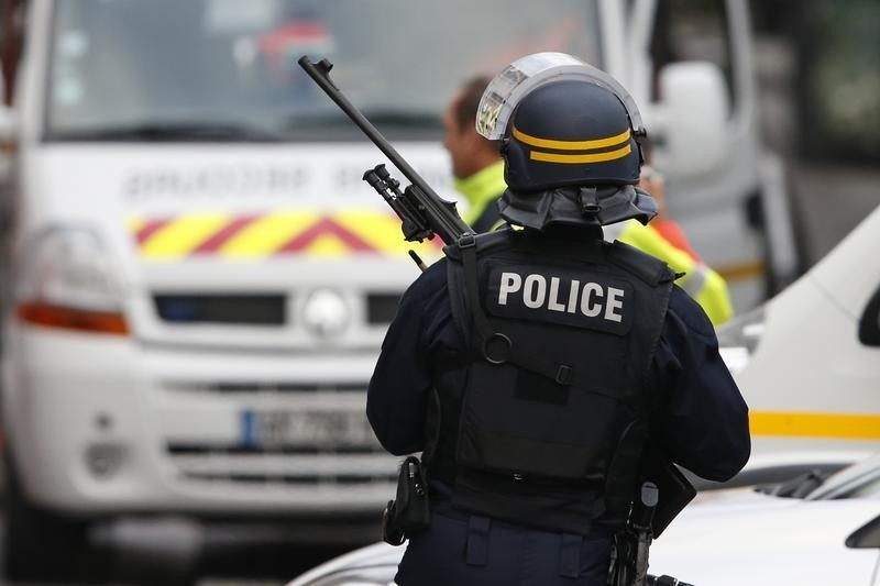 © Reuters. وزير الداخلية الفرنسي: قتيلان على الأقل في مداهمة للشرطة في سان دوني