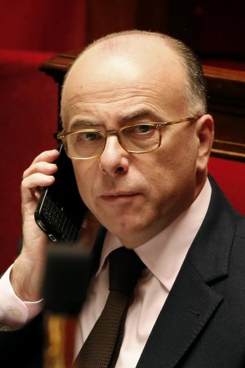 © Reuters. Ministro do Interior da França, Bernard Cazeneuve, atende ao telefone durante sessão da Assembleia Nacional em Paris