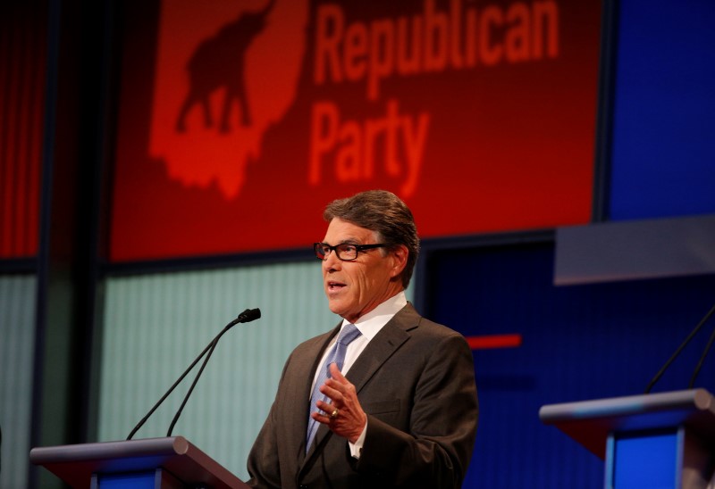 © Reuters. Republican presidential candidate Rick Perry answers a question at a Fox-sponsored forum for lower polling candidates held before the first official Republican presidential candidates debate of the 2016 U.S. presidential campaign in Cleveland