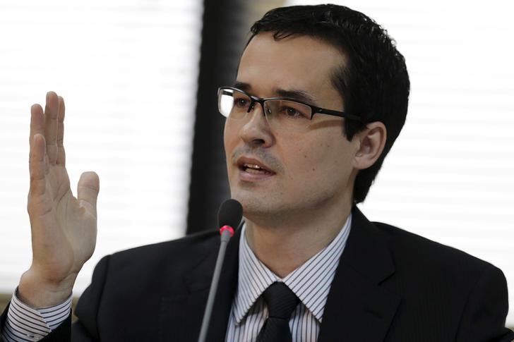 © Reuters. Brazil's prosecutor Deltan Dallagnol speaks during the announcement of the proposals by the Federal Public Ministry to combat corruption in Brazil, in Brasilia 