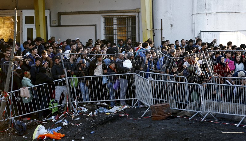 © Reuters. Migrants wait to access Austria at the border near the village of Sentilj