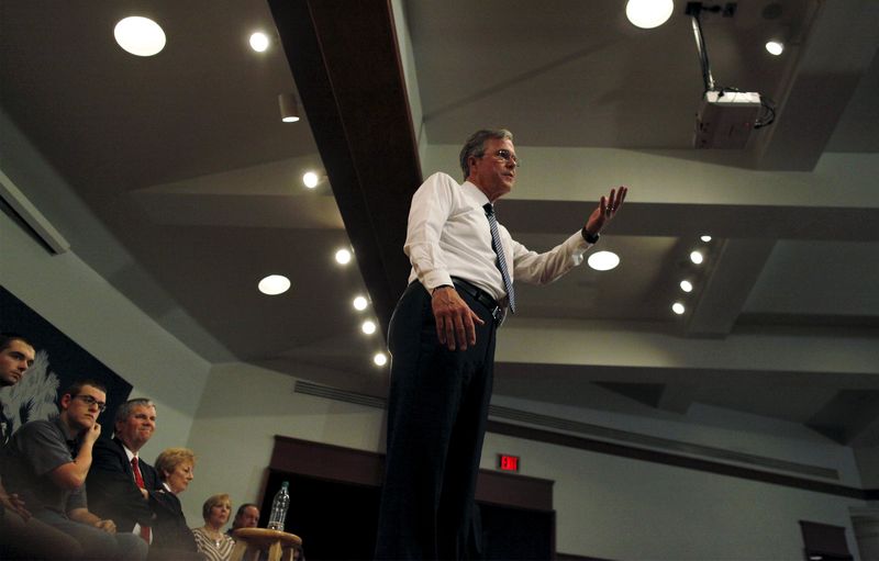 © Reuters. U.S. Republican presidential candidate and former Florida Governor Jeb Bush speaks at a town hall meeting at Coastal Carolina University in Conway