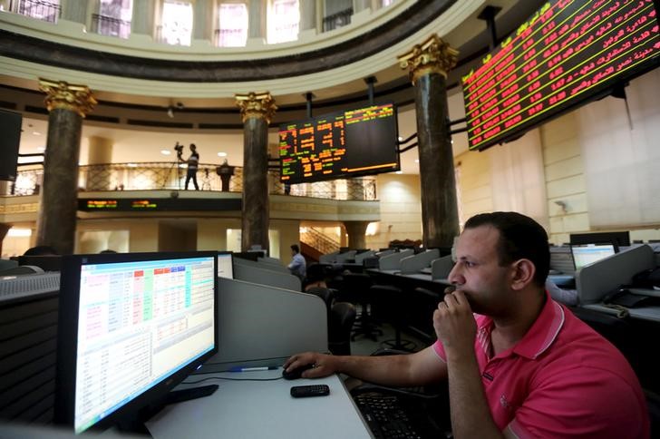 © Reuters. مشتريات من صائدي صفقات أجانب تنتشل البورصة المصرية من أدنى مستوياتها في عامين