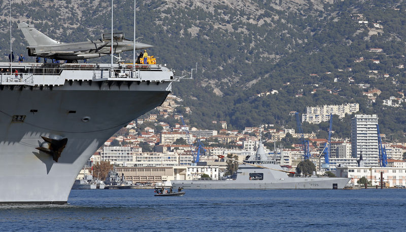 © Reuters. Rafale fighter jets are seen on the deck of the French nuclear-powered aircraft carrier Charles de Gaulle as it leaves the naval base of Toulon